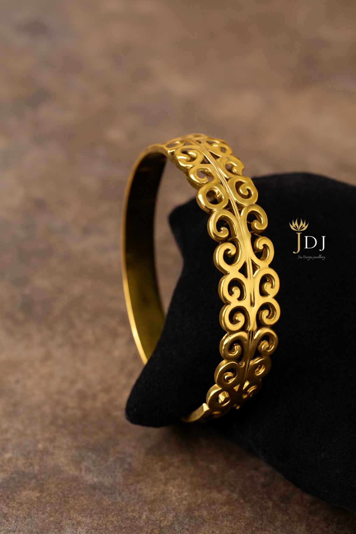 GOLDEN DESIGNER BANGLE BRACELET